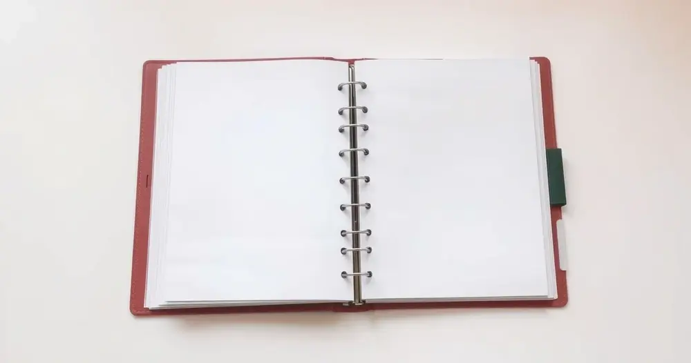 Pasta aberta com documentos e certidões de imóvel organizados sobre a mesa